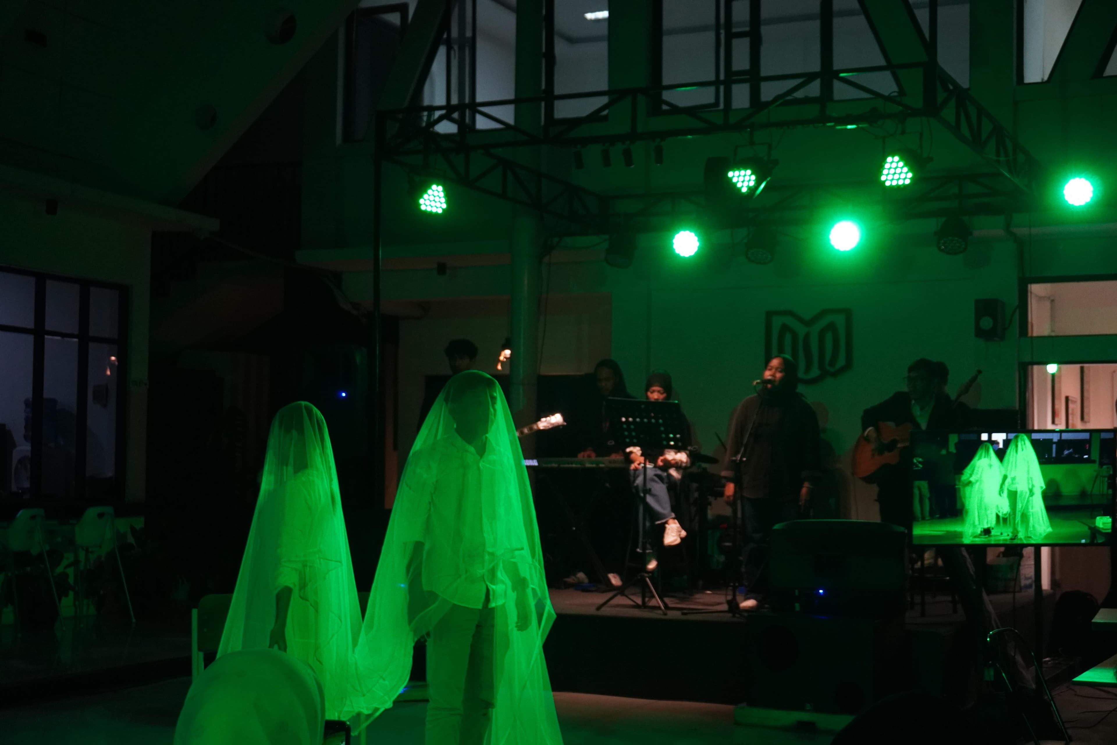 Yeni Wahyuni - Image 7